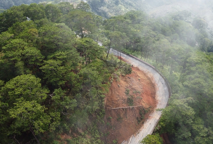Cận cảnh vết nứt nguy hiểm trên đèo D'ran của Lâm Đồng - Ảnh 2.