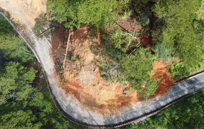 Cận cảnh vết nứt nguy hiểm trên đèo D'ran của Lâm Đồng - Ảnh 3.