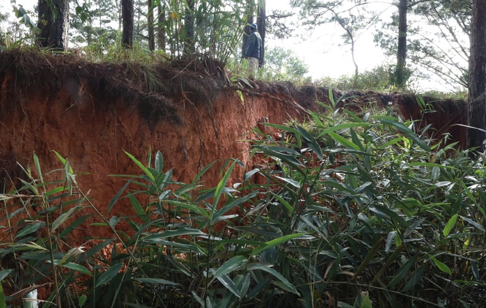 Cận cảnh vết nứt nguy hiểm trên đèo D'ran của Lâm Đồng - Ảnh 6.