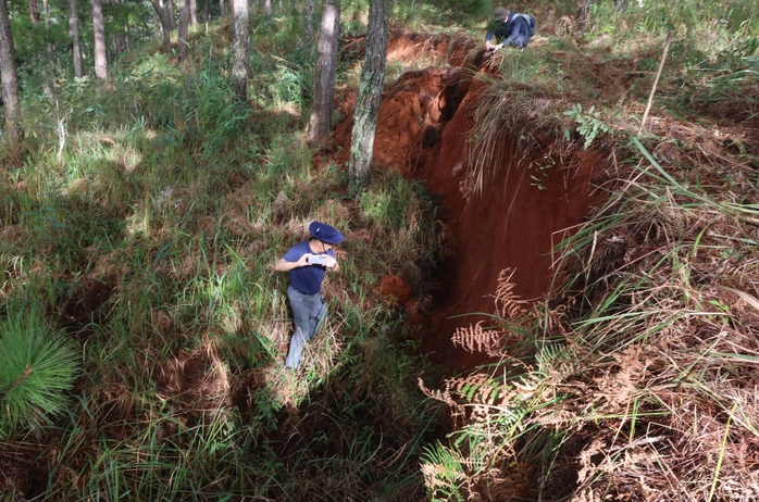 Cận cảnh vết nứt nguy hiểm trên đèo D'ran của Lâm Đồng - Ảnh 5.