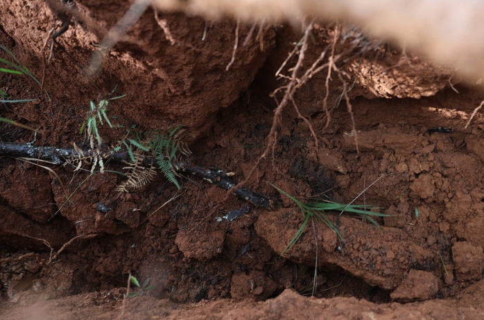 Cận cảnh vết nứt nguy hiểm trên đèo D'ran của Lâm Đồng - Ảnh 7.