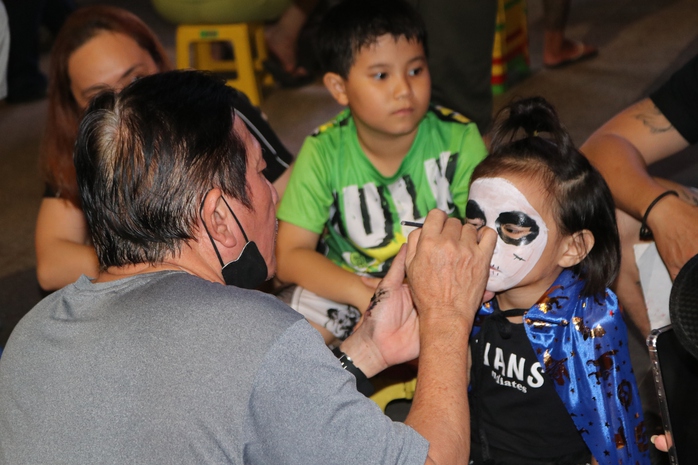 VIDEO: Nhiều bạn trẻ TP HCM kiếm "bộn" tiền trong đêm Halloween - Ảnh 4.