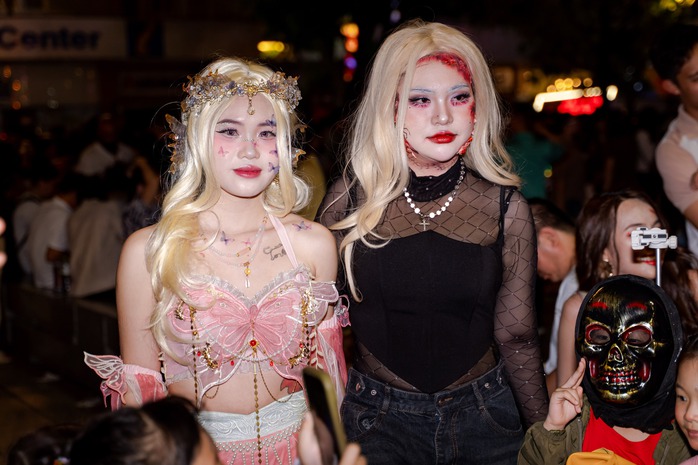 VIDEO: Nhiều bạn trẻ TP HCM kiếm "bộn" tiền trong đêm Halloween - Ảnh 6.
