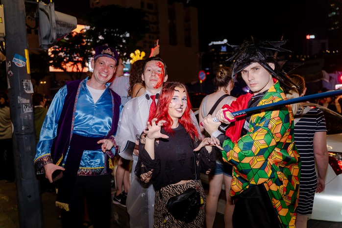 VIDEO: Nhiều bạn trẻ TP HCM kiếm "bộn" tiền trong đêm Halloween - Ảnh 9.