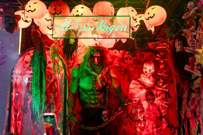 VIDEO: Nhiều bạn trẻ TP HCM kiếm "bộn" tiền trong đêm Halloween - Ảnh 11.