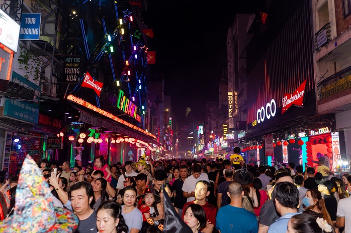 VIDEO: Nhiều bạn trẻ TP HCM kiếm "bộn" tiền trong đêm Halloween - Ảnh 13.