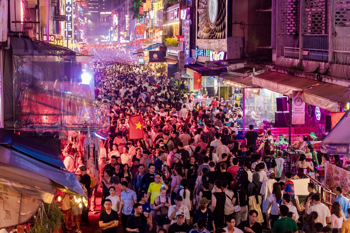 VIDEO: Nhiều bạn trẻ TP HCM kiếm "bộn" tiền trong đêm Halloween - Ảnh 10.