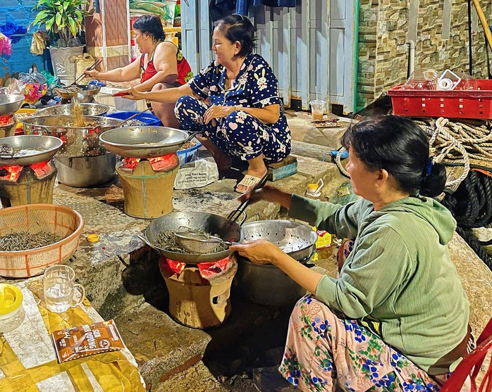 Nghĩa tình từ đảo nhỏ giữa trùng khơi gửi về vùng lũ miền Trung - Ảnh 1. Nghĩa tình từ đảo nhỏ giữa trùng khơi gửi về vùng lũ miền Trung - Ảnh 1.