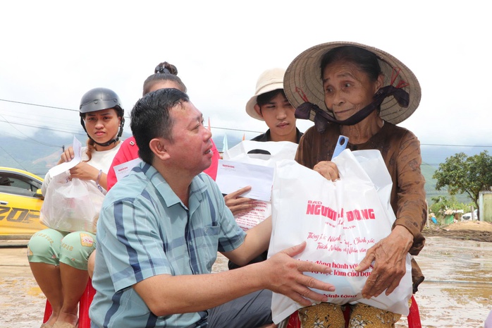 "Trái tim miền Trung" kịp về với rốn lũ lịch sử - Ảnh 1. "Trái tim miền Trung" kịp về với rốn lũ lịch sử - Ảnh 1.