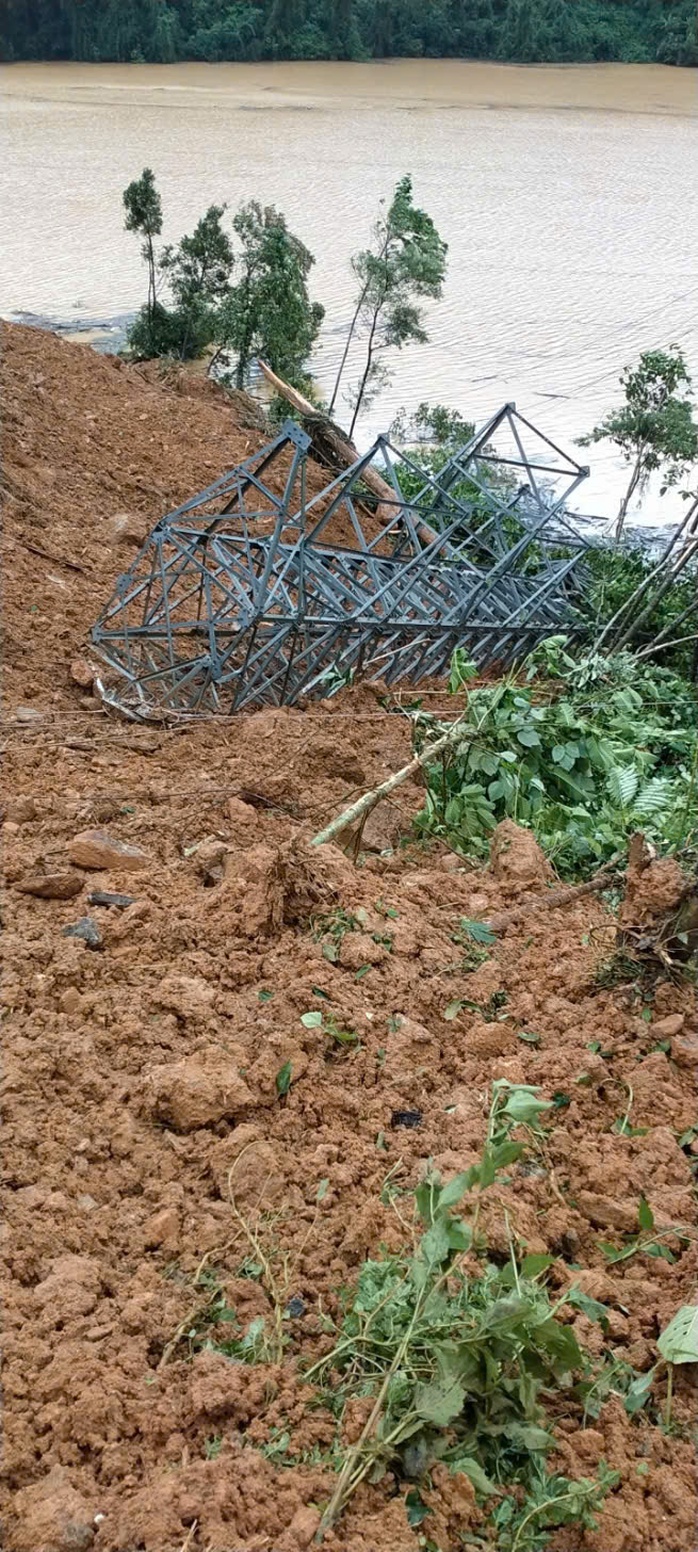 Trụ sở xã Hùng Sơn ở Đà Nẵng bị nứt gãy nghiêm trọng vì mưa lũ lịch sử - Ảnh 5. Trụ sở xã Hùng Sơn ở Đà Nẵng bị nứt gãy nghiêm trọng vì mưa lũ lịch sử - Ảnh 5.