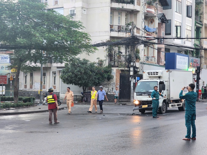 Tai nạn nghiêm trọng ở phường Hạnh Thông, đôi nam nữ thương vong - Ảnh 1.