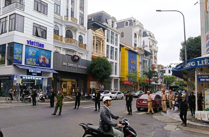 Cảnh sát ngăn đường vào khu tiệm vàng lớn nhất xứ Thanh - Ảnh 1.