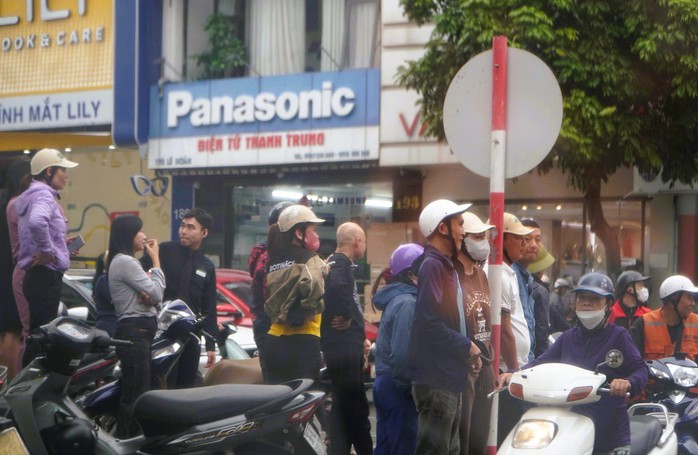 Cảnh sát ngăn đường vào khu tiệm vàng lớn nhất xứ Thanh - Ảnh 3.