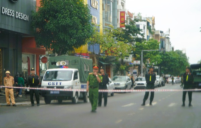 Cảnh sát ngăn đường vào khu tiệm vàng lớn nhất xứ Thanh - Ảnh 2.