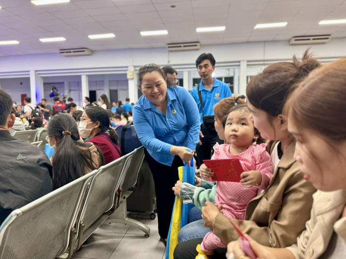 Công nhân lao động nào được tặng vé tàu, máy bay về quê dịp Tết Bính Ngọ? - Ảnh 1.