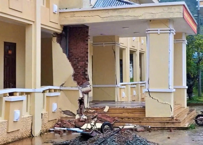 Trụ sở xã Hùng Sơn ở Đà Nẵng bị nứt gãy nghiêm trọng vì mưa lũ lịch sử - Ảnh 4. Trụ sở xã Hùng Sơn ở Đà Nẵng bị nứt gãy nghiêm trọng vì mưa lũ lịch sử - Ảnh 4.