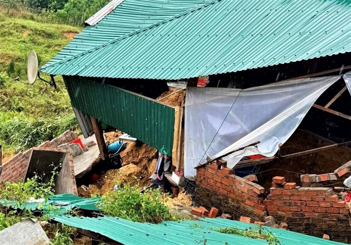 Trụ sở xã Hùng Sơn ở Đà Nẵng bị nứt gãy nghiêm trọng vì mưa lũ lịch sử - Ảnh 3. Trụ sở xã Hùng Sơn ở Đà Nẵng bị nứt gãy nghiêm trọng vì mưa lũ lịch sử - Ảnh 3.