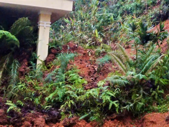 Trụ sở xã Hùng Sơn ở Đà Nẵng bị nứt gãy nghiêm trọng vì mưa lũ lịch sử - Ảnh 1. Trụ sở xã Hùng Sơn ở Đà Nẵng bị nứt gãy nghiêm trọng vì mưa lũ lịch sử - Ảnh 1.