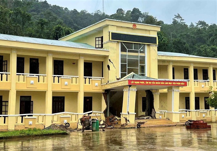 Trụ sở xã Hùng Sơn ở Đà Nẵng bị nứt gãy nghiêm trọng vì mưa lũ lịch sử - Ảnh 2. Trụ sở xã Hùng Sơn ở Đà Nẵng bị nứt gãy nghiêm trọng vì mưa lũ lịch sử - Ảnh 2.