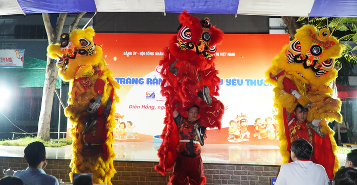 Hình ảnh hàng trăm em nhỏ vui rước đèn, đón trung thu giữa lòng TP HCM - Ảnh 4.