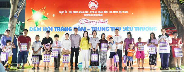 Hình ảnh hàng trăm em nhỏ vui rước đèn, đón trung thu giữa lòng TP HCM - Ảnh 1.