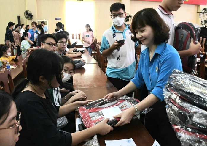 Hoàn thành chi trả chế độ cho cán bộ Công đoàn chuyên trách nghỉ việc trước ngày 10-10 - Ảnh 1.