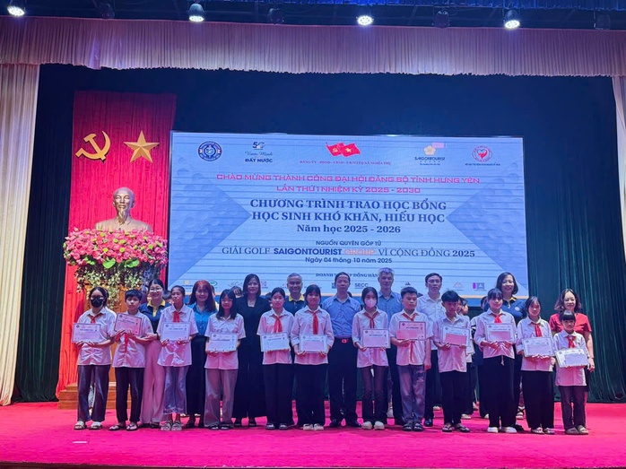 Saigontourist Group trao tặng 750 suất học bổng trị giá 1 tỉ đồng cho học sinh có hoàn cảnh khó khăn - Ảnh 2.