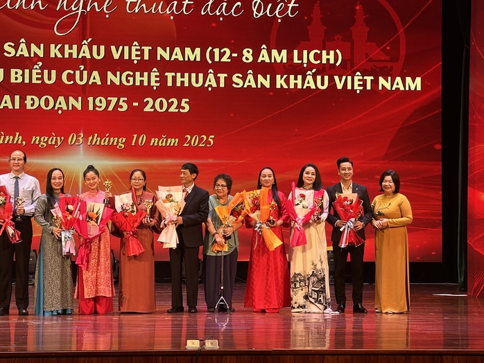Vinh danh 140 nghệ sĩ trong chương trình Hành trình 50 năm sân khấu Việt Nam - Ảnh 1.