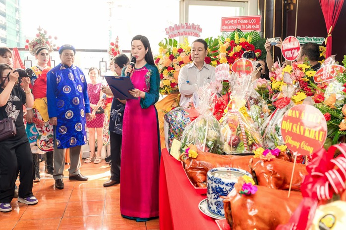 NSND Trịnh Kim Chi dùng 360 triệu tiền cúng Tổ để giúp bà con vùng lũ lụt   - Ảnh 1.