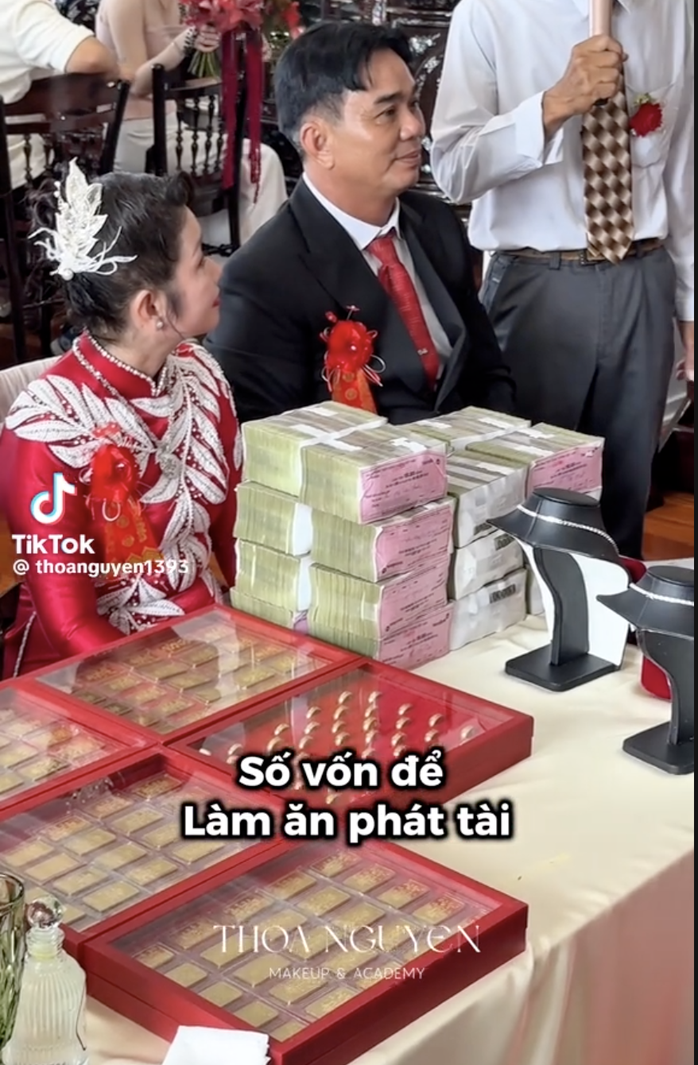 Cô dâu ở Cần Thơ nhận của hồi môn 20 chục lượng vàng và 2 tỉ đồng, dân mạng "xin vía" tới tấp - Ảnh 1.