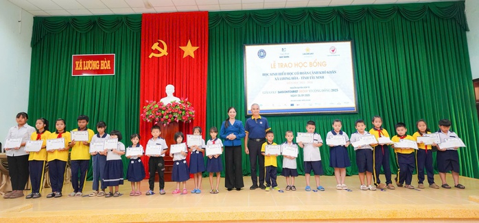 Saigontourist Group trao tặng 750 suất học bổng trị giá 1 tỉ đồng cho học sinh có hoàn cảnh khó khăn - Ảnh 1.