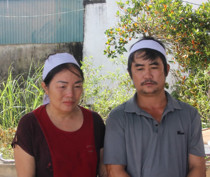 Báo Người Lao Động trao quà bạn đọc ủng hộ tới 3 gia đình có người thân tử vong do bão số 10 - Ảnh 3.