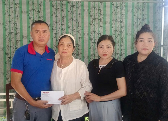 Báo Người Lao Động trao quà bạn đọc ủng hộ tới 3 gia đình có người thân tử vong do bão số 10 - Ảnh 4.