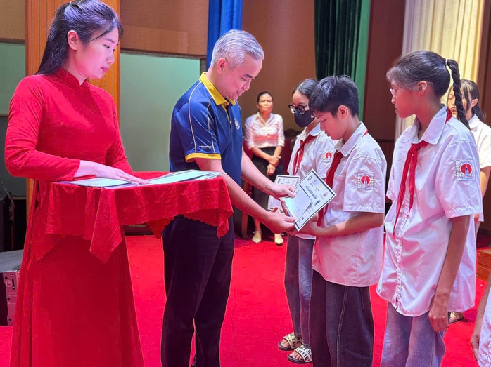 Saigontourist Group trao tặng 750 suất học bổng trị giá 1 tỉ đồng cho học sinh có hoàn cảnh khó khăn - Ảnh 3.