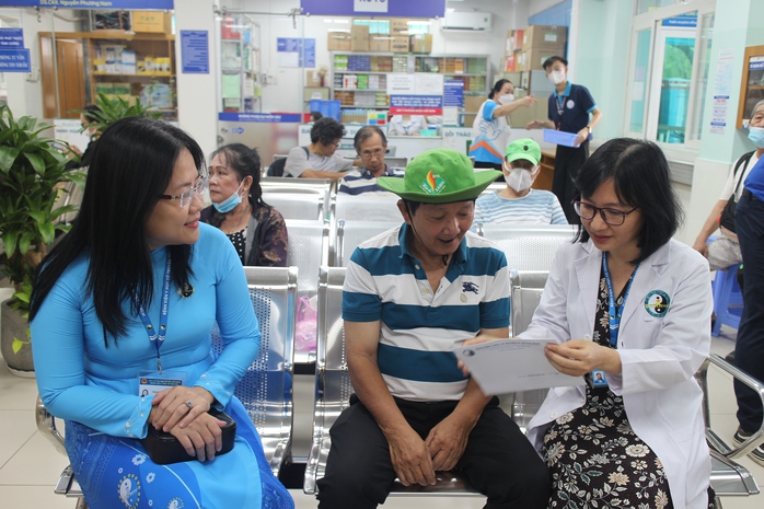 Người cao tuổi TP HCM phấn khởi vì được khám bệnh, tặng thẻ BHYT - Ảnh 4.