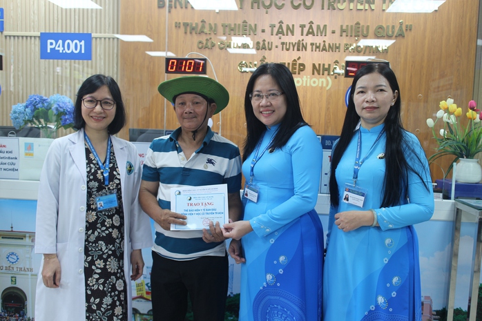 Người cao tuổi TP HCM phấn khởi vì được khám bệnh, tặng thẻ BHYT - Ảnh 3.