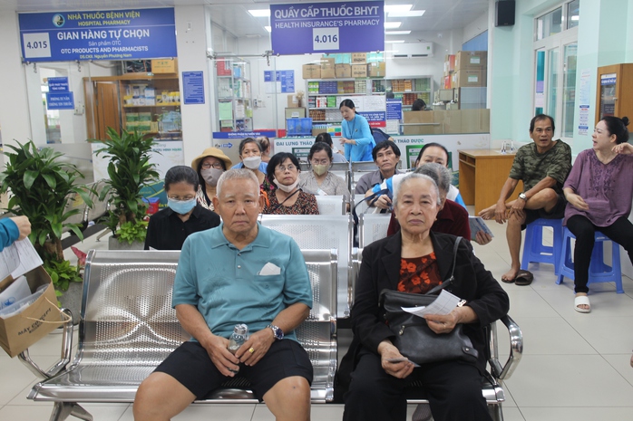 Người cao tuổi TP HCM phấn khởi vì được khám bệnh, tặng thẻ BHYT - Ảnh 2.