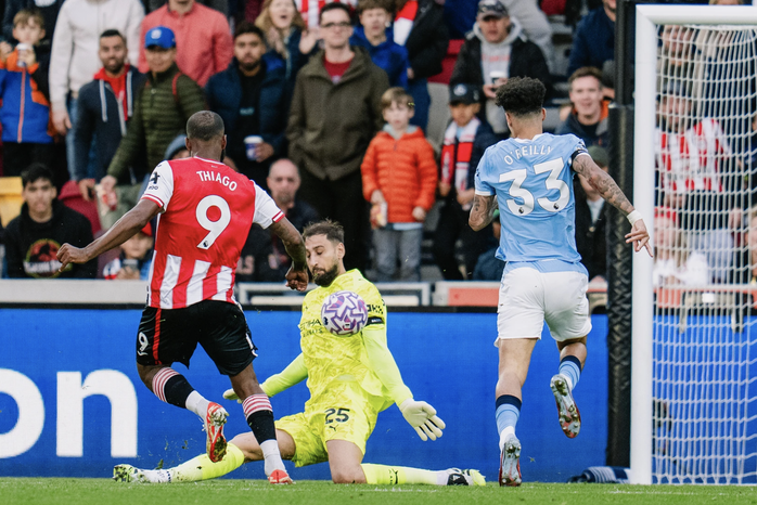 Man City hạ chủ nhà Brentford, Guardiola cán mốc 250 trận thắng Ngoại hạng Anh - Ảnh 4.