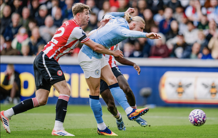 Man City hạ chủ nhà Brentford, Guardiola cán mốc 250 trận thắng Ngoại hạng Anh - Ảnh 1.