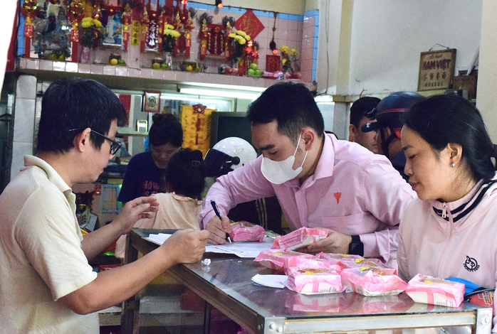 Những lò bánh trung thu lâu đời ở Chợ Lớn, TP HCM - Ảnh 10.
