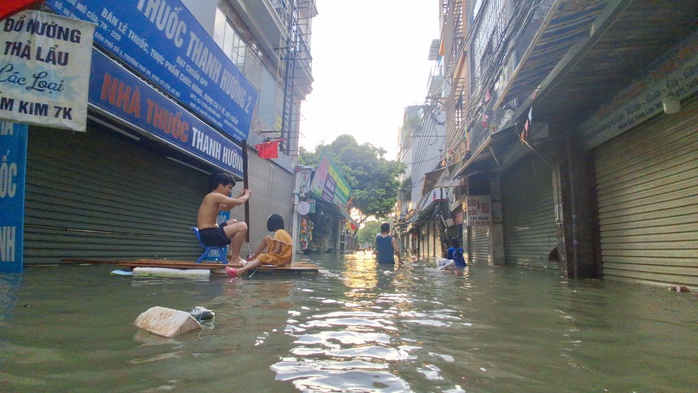 Hà Nội cho 2,3 triệu học sinh nghỉ học ngày 6-10 ứng phó bão số 11 Matmo - Ảnh 1.