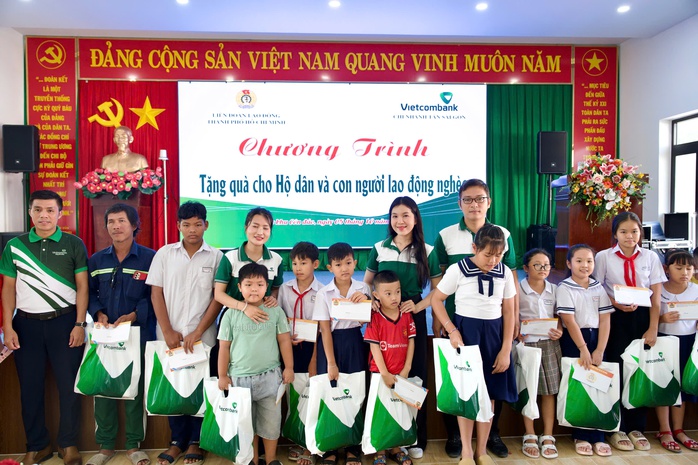 Thiếu nhi ở Đặc khu Côn Đảo vui Tết Trung thu - Ảnh 1.