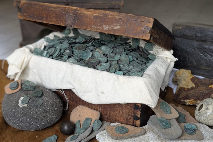 Trục vớt thành công kho báu 1 triệu USD từ "hạm đội ma" - Ảnh 1.
