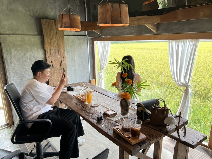 CLIP: Quán cà phê giữa đồng lúa ở Cần Thơ khiến giới trẻ "phát cuồng" vì đổi cảnh theo mùa   - Ảnh 10.