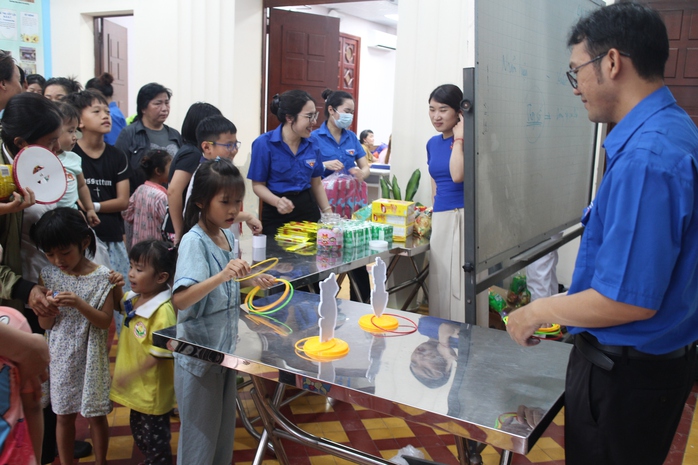 Đêm Trung thu ấm áp của bệnh nhi Bệnh viện Mắt TP HCM - Ảnh 1.