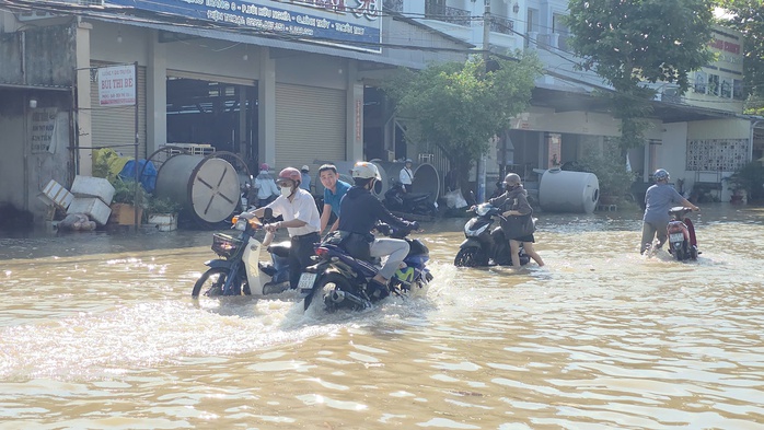 Đỉnh lũ miền Tây vượt mức lịch sử , cảnh báo ngập nghiêm trọng tại Cần Thơ - Ảnh 1.