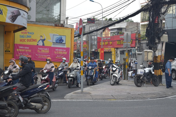 Gọt vỉa hè, giao thông "dễ thở" - Ảnh 1.