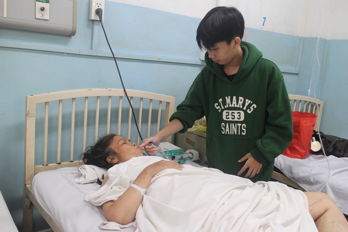 Cậu bé 13 tuổi chăm mẹ, mơ sớm trở lại trường - Ảnh 1.