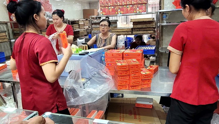 Siêu thị giảm giá bánh trung thu sắp hết mùa , mua 1 tặng 1 hấp dẫn - Ảnh 4.