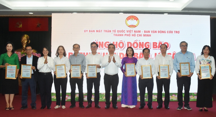 TP HCM tiếp sức đồng bào vùng bão lũ - Ảnh 1.